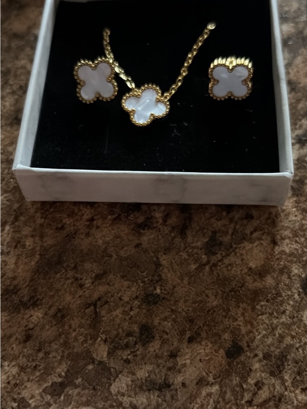 Gold Clover Pendant Necklace and Stud Earring Set/White Mother-of-Pearl…18k plat